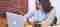 Das Bild zeigt eine junge Frau, die angestrengt in einen Monitor starrt. Es symbolisiert die Disziplin, die für eine aktuelle Website nötig ist.